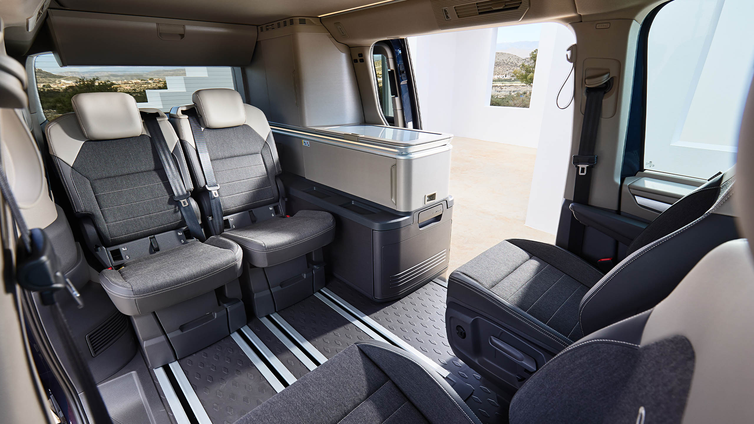 Une vue de l'habitacle du VW California avec le siège tourné vers l'avant.